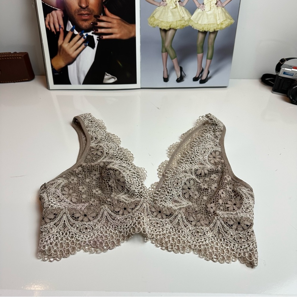 Victoria's Secret Cream Lace Wireless Bra